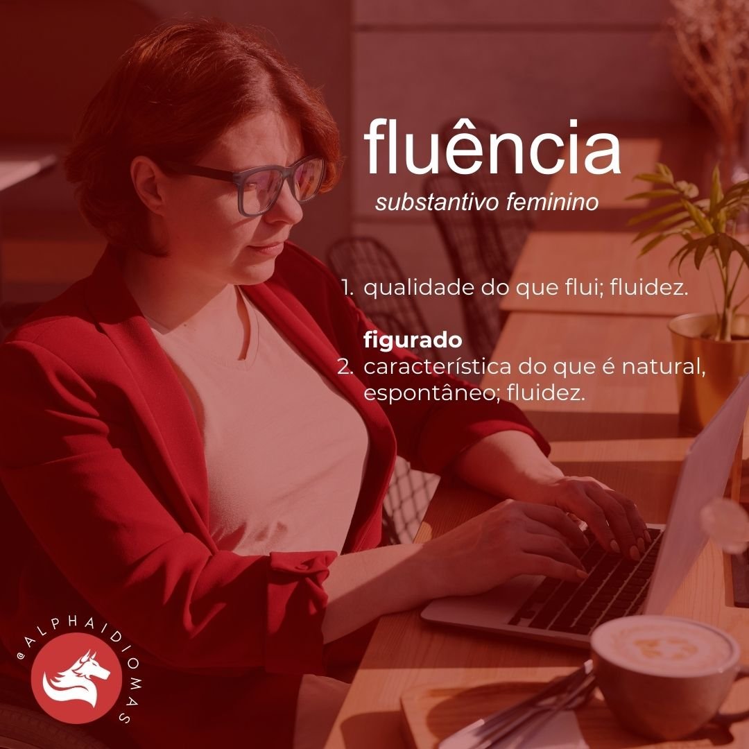 a imagem descreve o significado do termo "fluência" de acordo com o dicionário. Ao fundo, vemos uma pessoa fluente em inglês, trabalhando com o idioma em seu laptop.